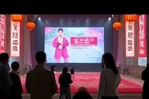 《争议一夜》封面：评论区两列对称排布的留言截图拼贴