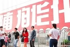 《话题接力》封面：多个话题标签串成一条链条的示意图