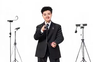 《后台十二点》封面：卸妆后台的顶灯下，服装师正在整理第二套衣服