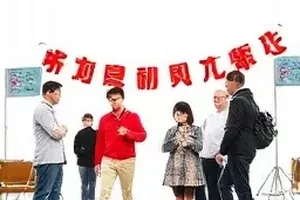 《开机第一镜》封面：清早的片场，第一台机位架好并试光