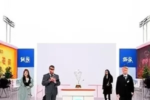 《首映礼侧记》封面：首映礼侧边通道的指示牌与地灯